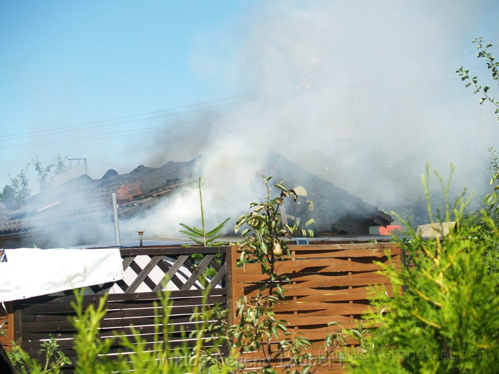 Gartenlaube in Vollbrand Koeln Poll Im Gremberger Waeldchen P193.JPG